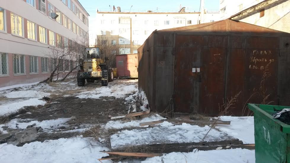 Заброшенные гаражи и сараи сносят в Магадане