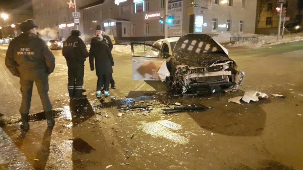 Иномарка в Магадане не уступила дорогу пожарной машине