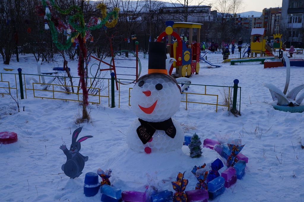 Снеговик из пластиковых стаканчиков