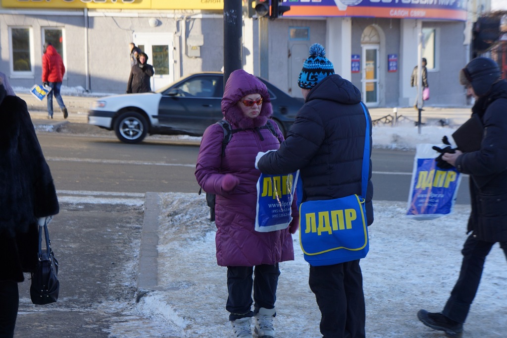 О трагических событиях прошлого напомнила магаданцам партия ЛДПР на пикете