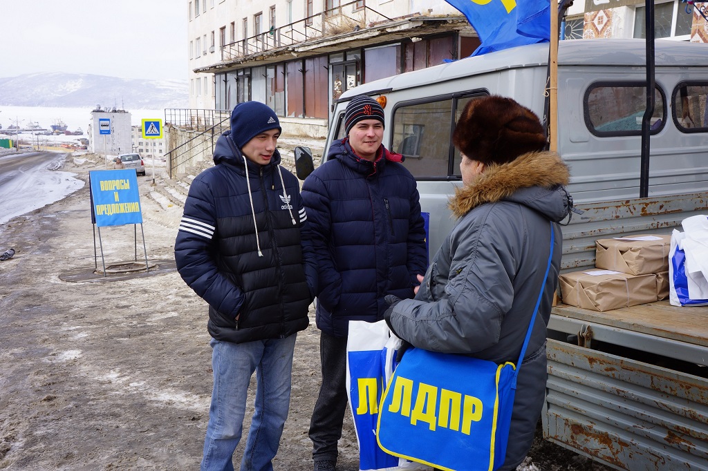 Руководители магаданского регионального отделения ЛДПР встретились с жителями микрорайона Марчекан