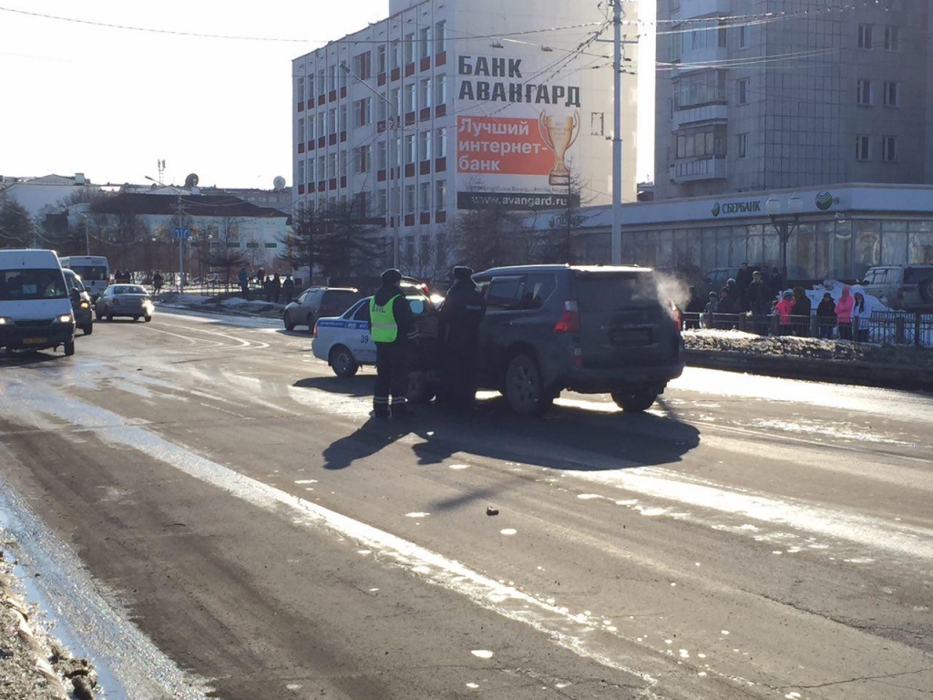 Джип сбил двух человек в центре Магадана