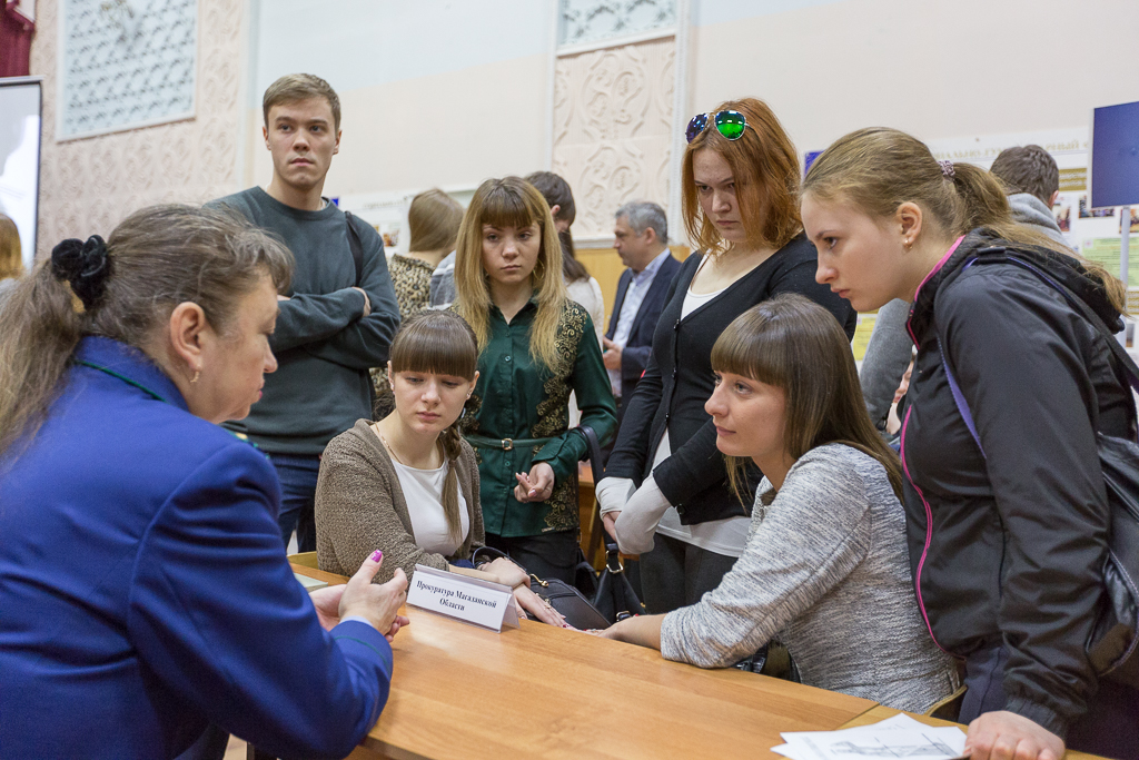 Студенты общаются с представителем прокуратуры