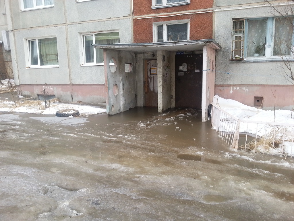 Жители домов снова не могут попасть в собственный подъезд в Магадане