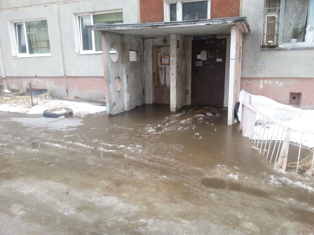 Магаданцы вынуждены добираться до собственного подъезда через огромные лужи и наледь