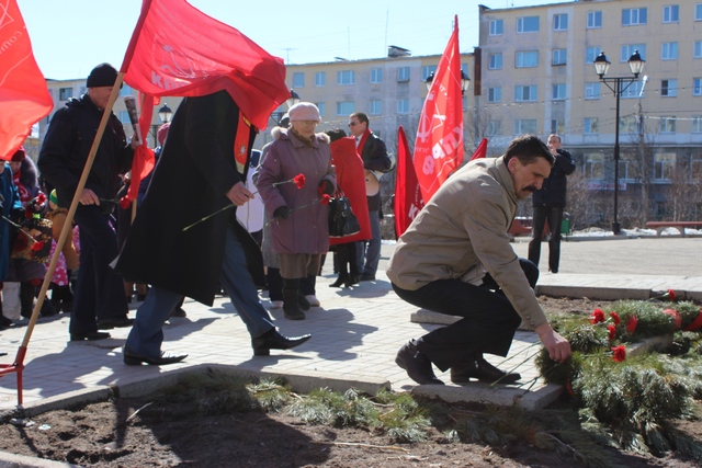  В завершении встречи к памятнику Владимира Ленина возложили красные гвоздики