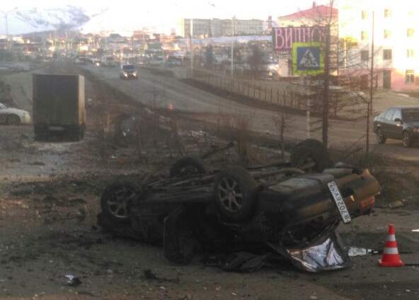 Автомобиль на высокой скорости врезался в бордюр и перевернулся