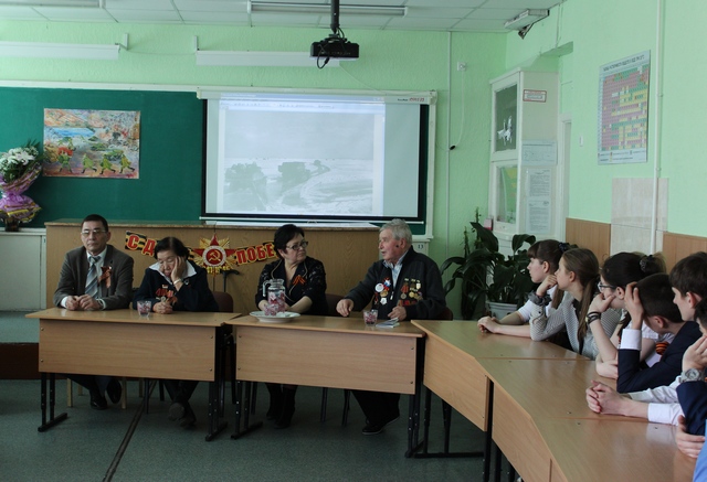 Встречу с "детьми войны" провели для школьников магаданские коммунисты