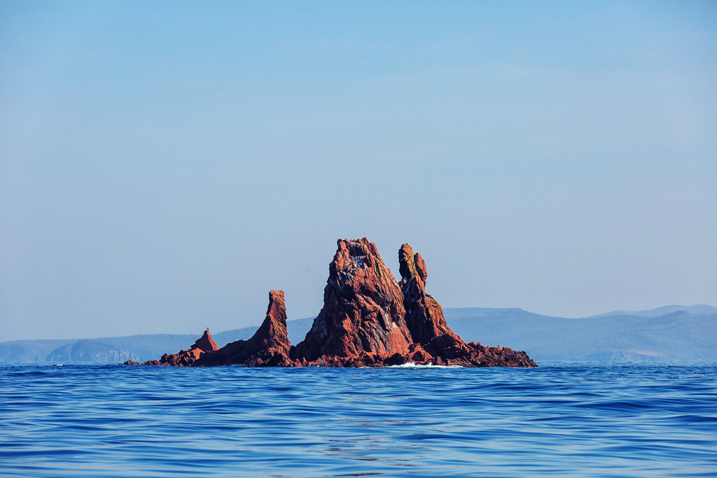 Скала посреди моря