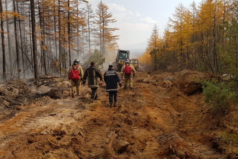 Хроника пожаров: новый очаг, привлечение вертолета, помощь добровольцев на Колыме
