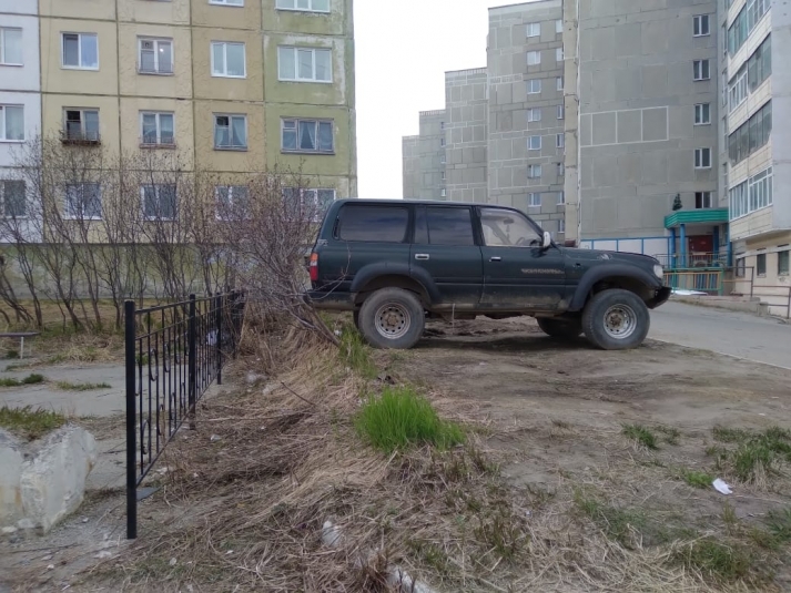 Автохамы в Магадане: планомерно уничтожают газон во дворе на Гагарина