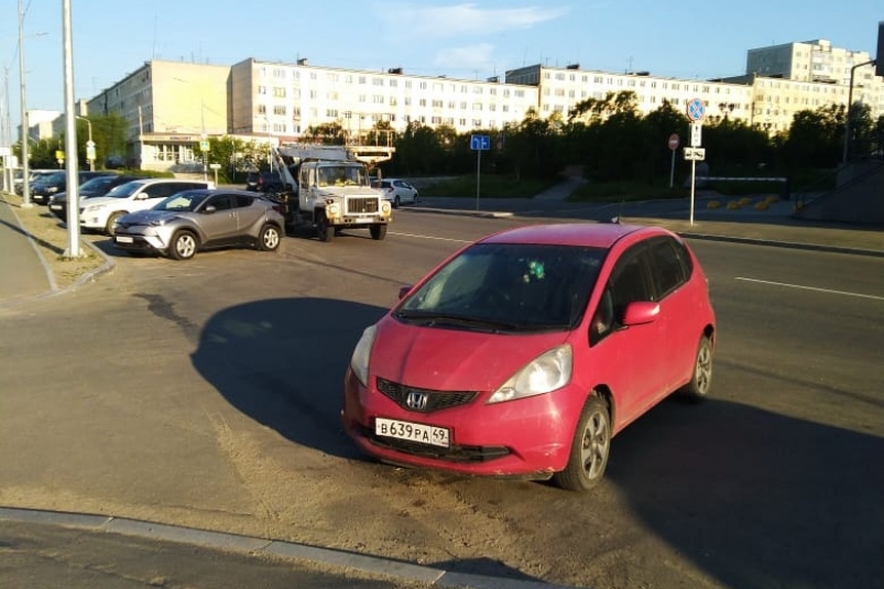 Автохамы в Магадане: "мастер" парковки оставил авто посреди дороги на два дня