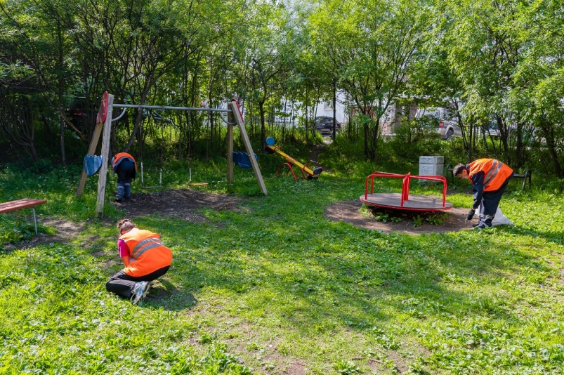 За чистотой на детских площадках Магадана следят 12 юных сотрудников КЗХ