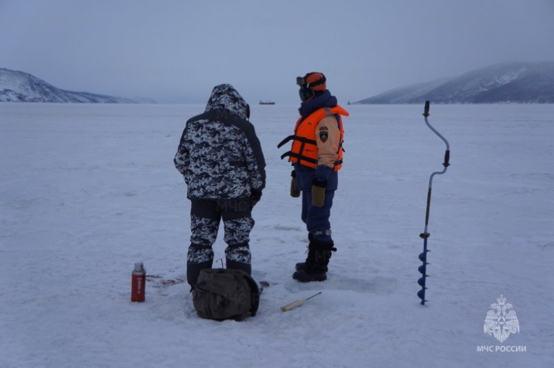 Колымчанам напомнили о запрете выхода и выезда на лед бухты Нагаева