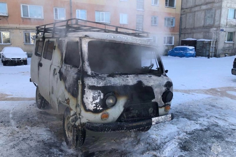 В Сусумане от огня пострадал автомобиль УАЗ