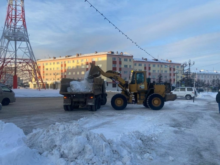 С улиц Магадана вывозят снег, обрабатывают дороги противогололедными материалами