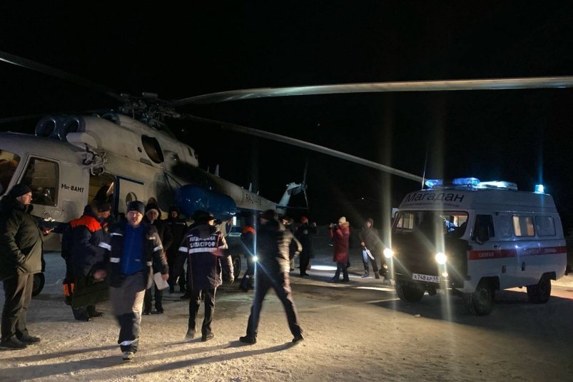 Пассажиров и экипаж Ми-8, совершившего жесткую посадку, доставили в Магадан