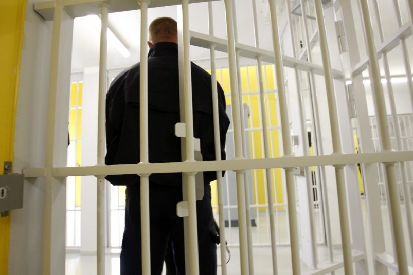 На Чукотке бывший сотрудник полиции держал односельчан в клетке