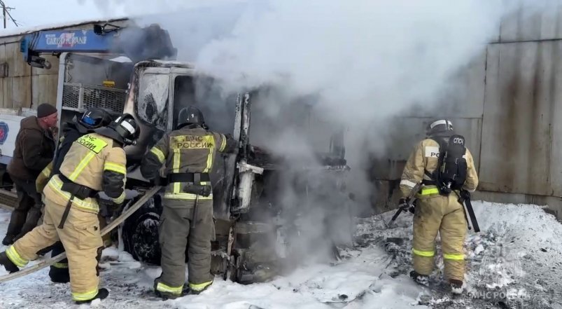 В Магадане сгорел грузовик на улице Кольцевой