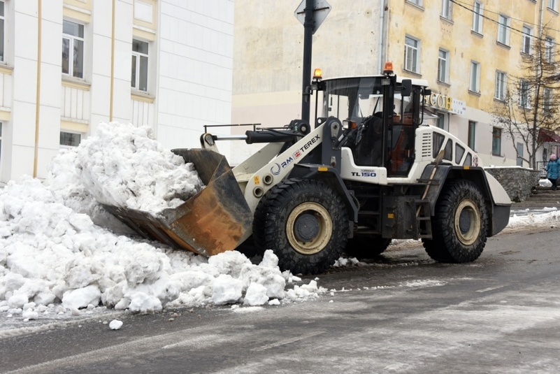 В Магадане городские службы ускорили работы по вывозу снега