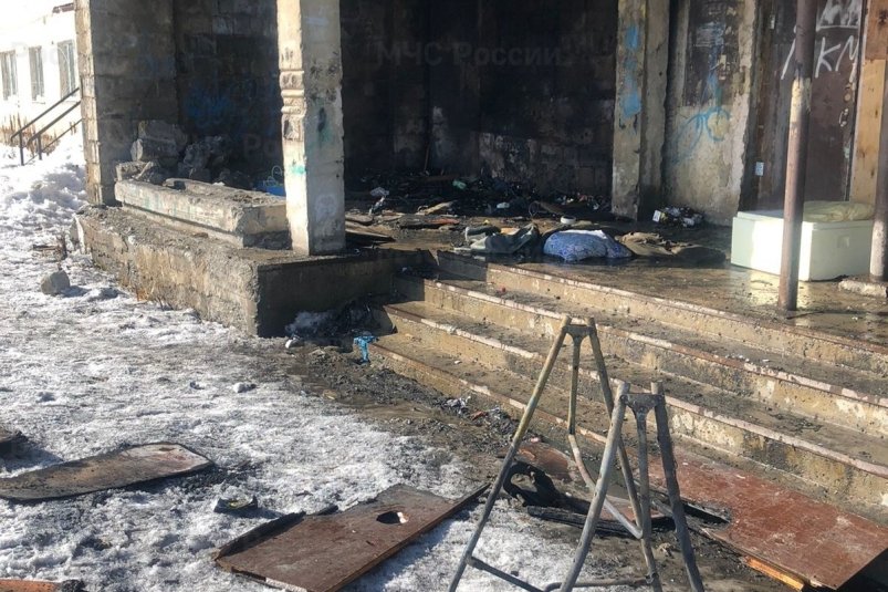 В Магадане оперативно потушили возгорание на крыльце общежития