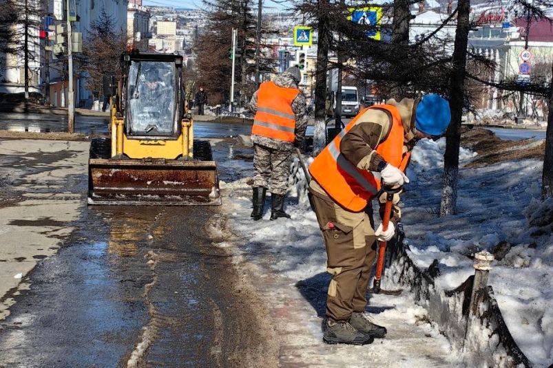Магадан продолжают очищать от снега и наледи