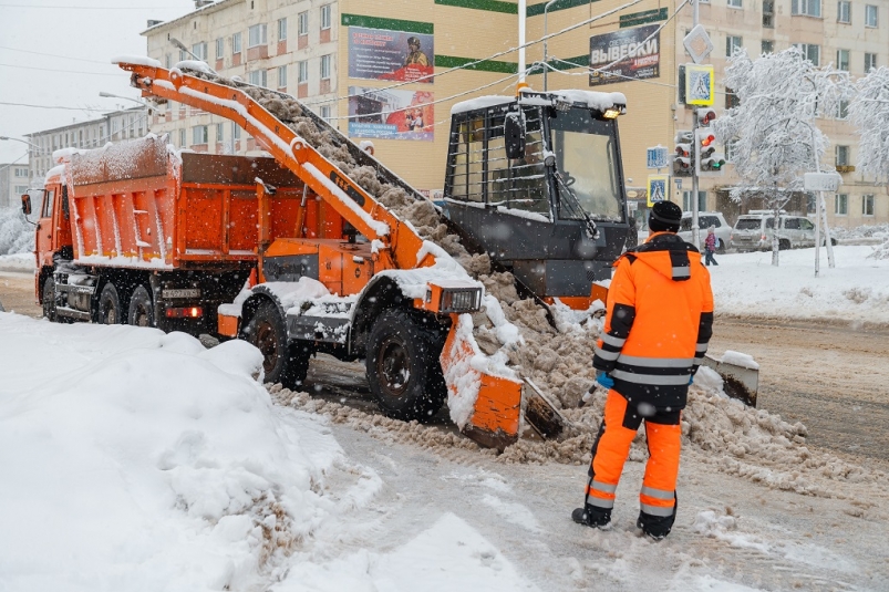 Магадан продолжают очищать от наледи и снега