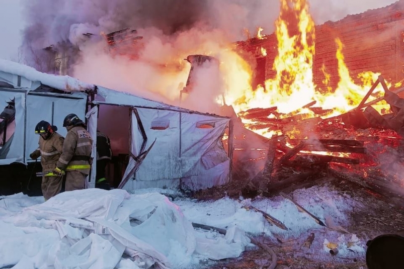 В Магаданской области огонь уничтожил нежилое здание в поселке Широком