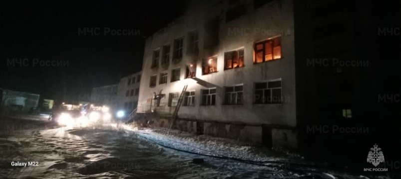 В Сусумане ночью ликвидирован пожар в бывшей школе