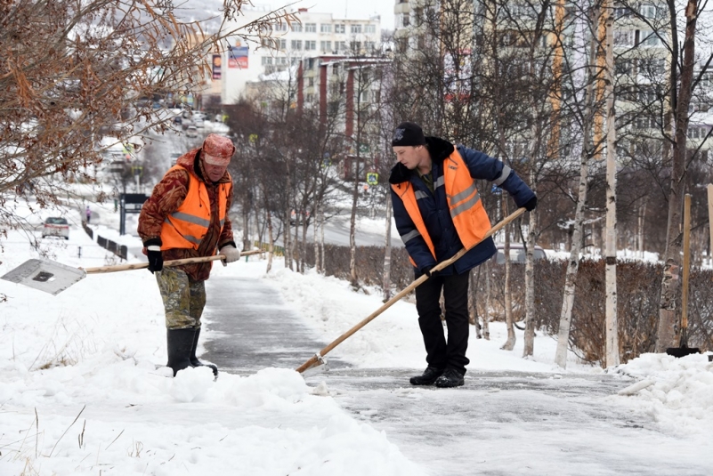 Магадан продолжают очищать от снега и наледи