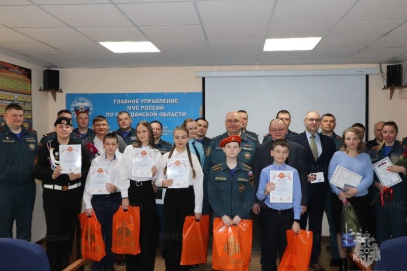 Магаданских спасателей поздравили с 375-летием Пожарной охраны России