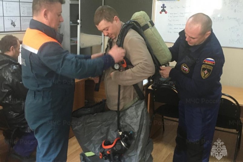 Магаданские спасатели отработали навыки работы с отравляющими веществами