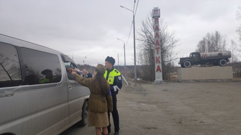 На Колыме накануне 9 Мая полицейские и юные инспекторы провели акцию 