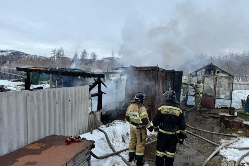 Две хозпостройки сгорели в поселке Сокол