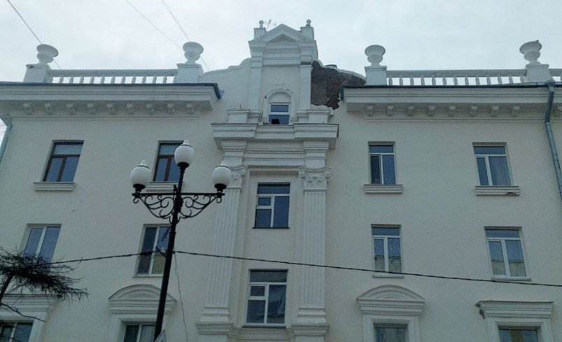 В Магадане разрушается фасад жилого дома № 7 на улице Портовой