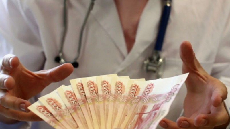 В пользу медработников Северо-Эвенской больницы взыскали 665 тысяч рублей