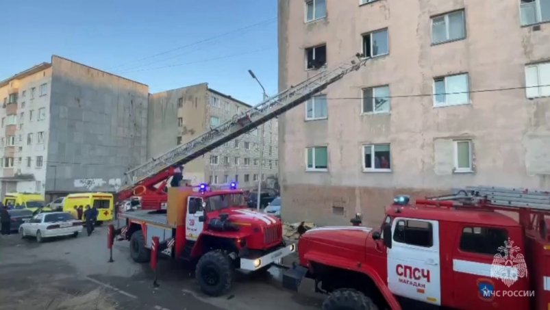 Трех человек спасли пожарные из горящего дома на улице Кольцевой в Магадане