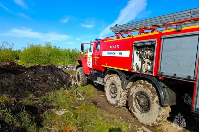 В Магадане пожарные защитили от огня лесной массив на улице Дорожной