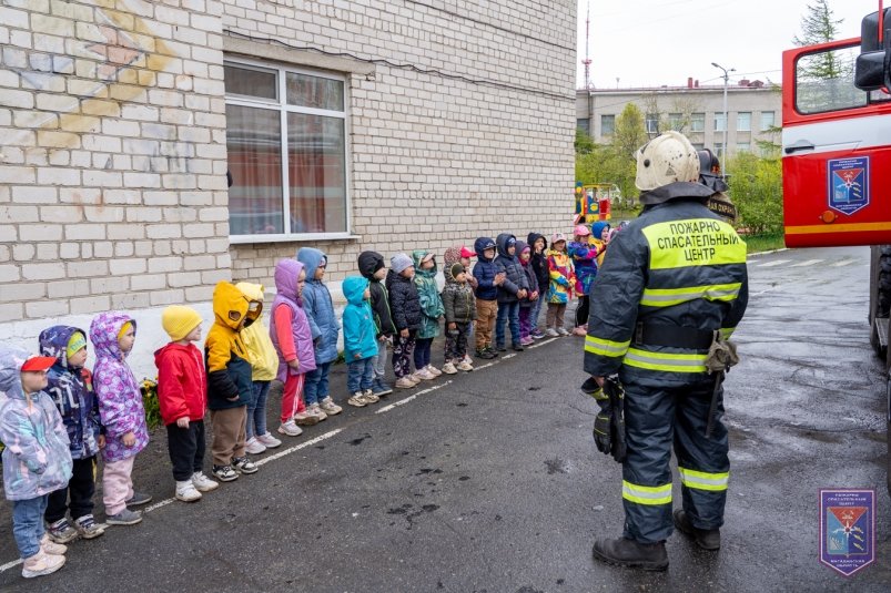 Магаданские пожарные побывали в детском саду