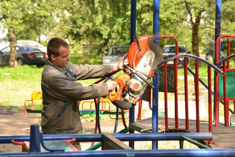 В Омсукчанском районе отремонтированы спортивные и детские площадки