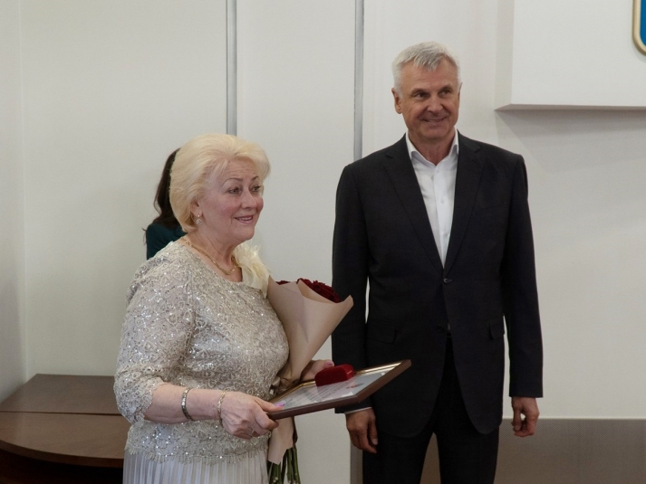 Директору магаданской библиотеки вручили Почетную грамоту Совета Федерации