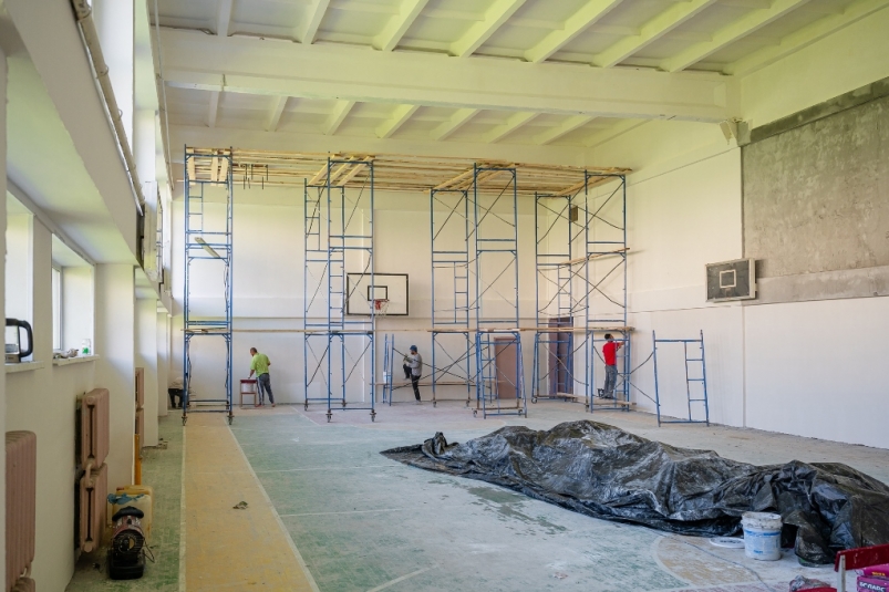 В трех школах Магадана ремонтируют спортивные залы по нацпроекту 