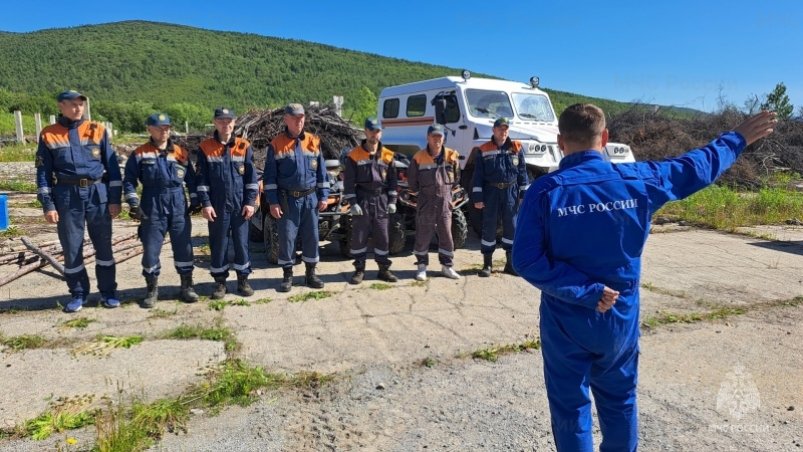 Колымские спасатели показали мастер-класс по управлению техникой в условиях бездорожья