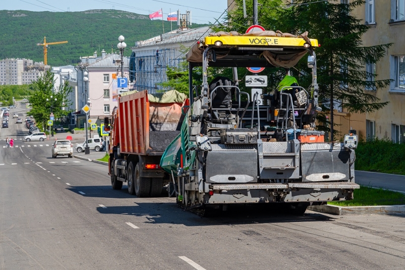 В Магадане выполняют текущую уборку центральных и отдаленных районов