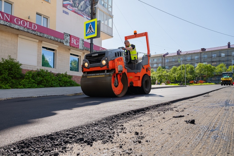 В Магадане выполняют текущую уборку центральных и отдаленных районов