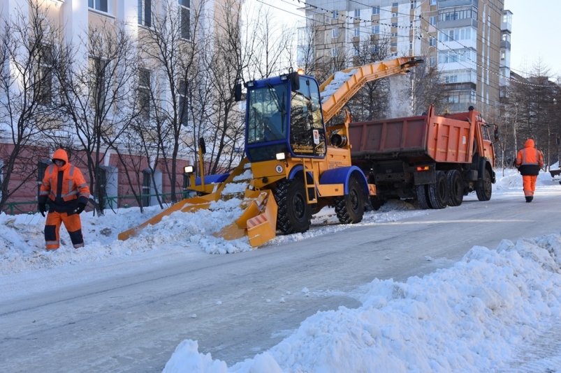 В Магадане продолжается уборка центральных и отдаленных районов