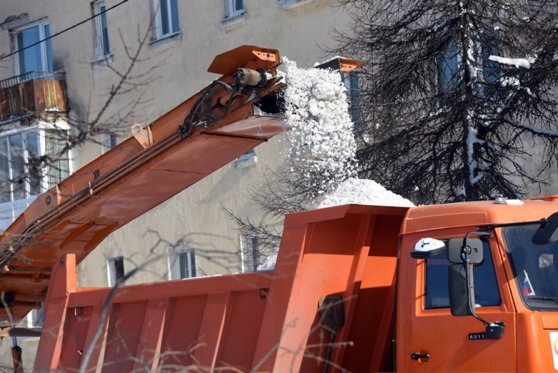 Магадан продолжают очищать от снега