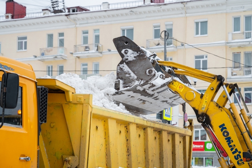 В Магадане коммунальные машины убирают улично-дорожную сеть