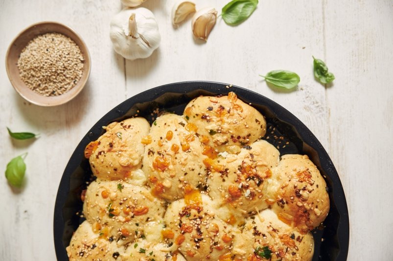 Идеально к супу: Готовим ароматные чесночные булочки — невероятно воздушные