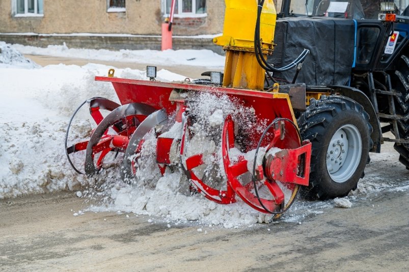 В Магадане городские службы ведут расчистку от снегопада участков улично-дорожной сети